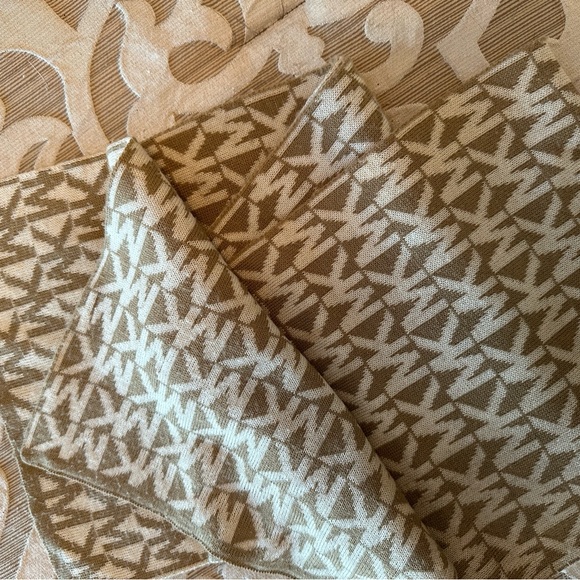 Beautiful reversible Michael Kors logo winter scarf 🧣 - Picture 4 of 11